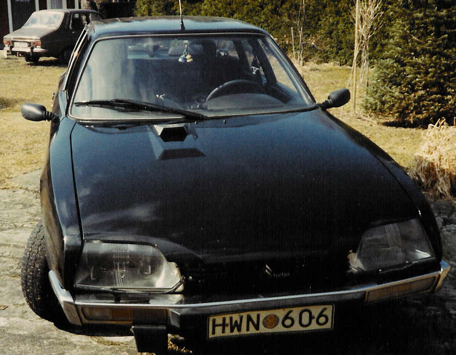 Ens frsta egna bil r ju alltid
                speciell... Kolla sportig R12TS i bakgrunden.